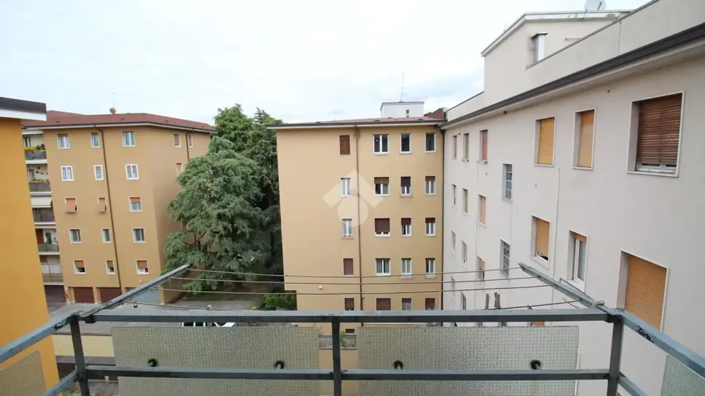 Balcon - Rear-Facing Apartment with Balcony in Brescia