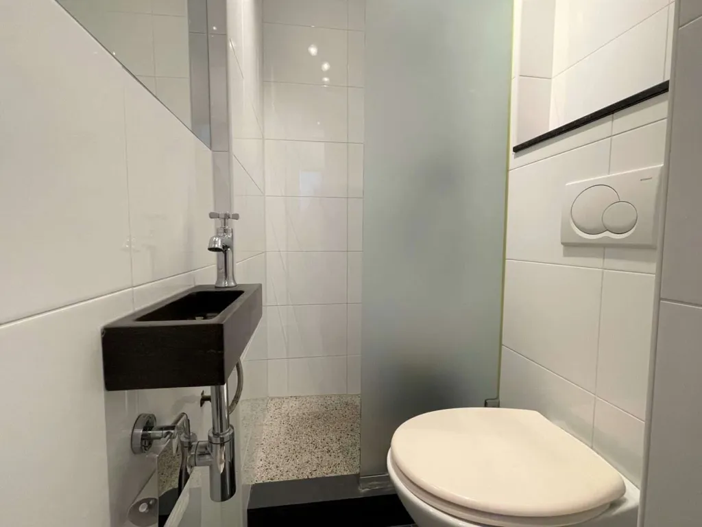 Salles de bain - Furnished Apartment with Balcony in Amsterdam
