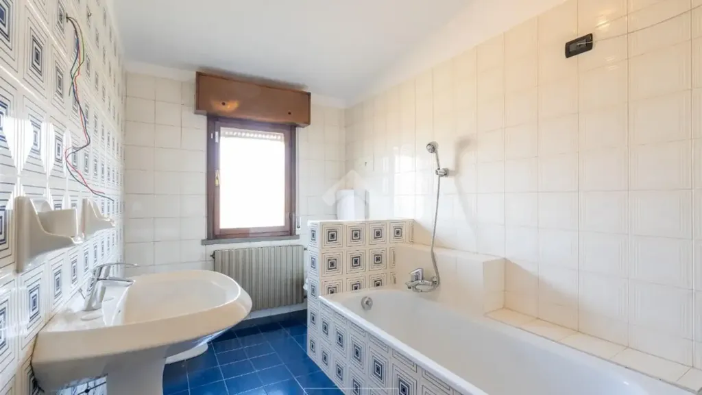 Salles de bain - Two-Level Attico with Terraces in Vignola