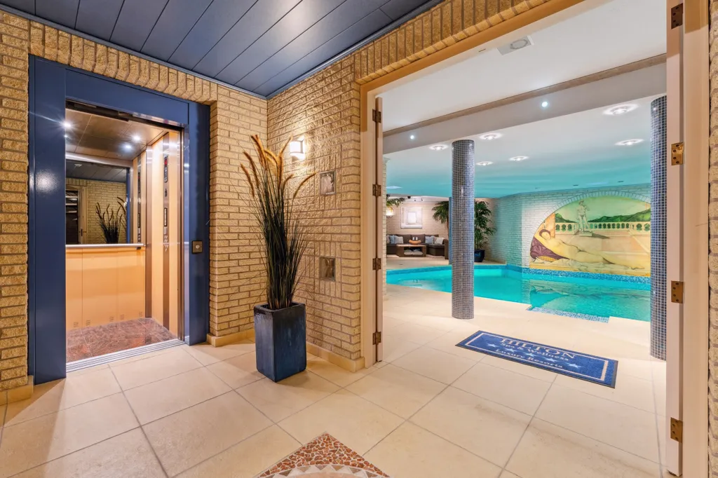 Bassein - Luxury Villa with Pool in Poppel