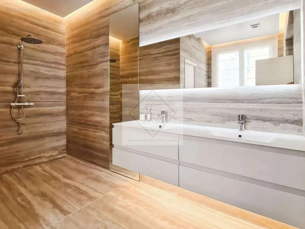 Salles de bain - Maison de Ville Rénovée avec Cour Privative à Cannes