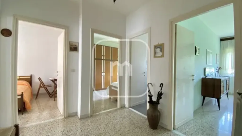 Esik - Bright Trilocale with Balcony in Genazzano