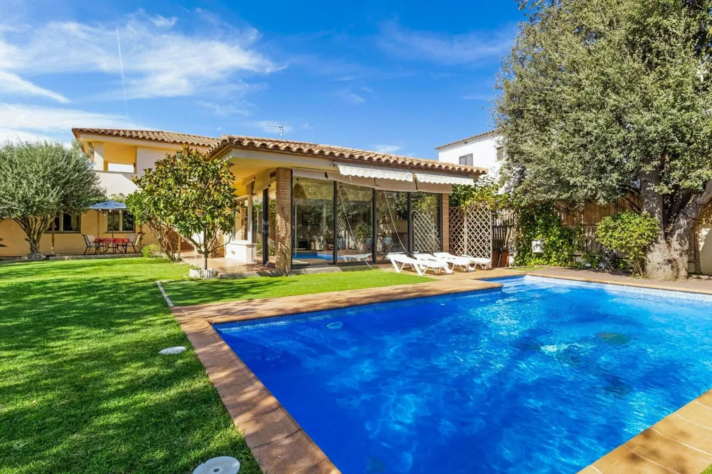 Piscine - Luxury Detached House with Pool in L'Escala