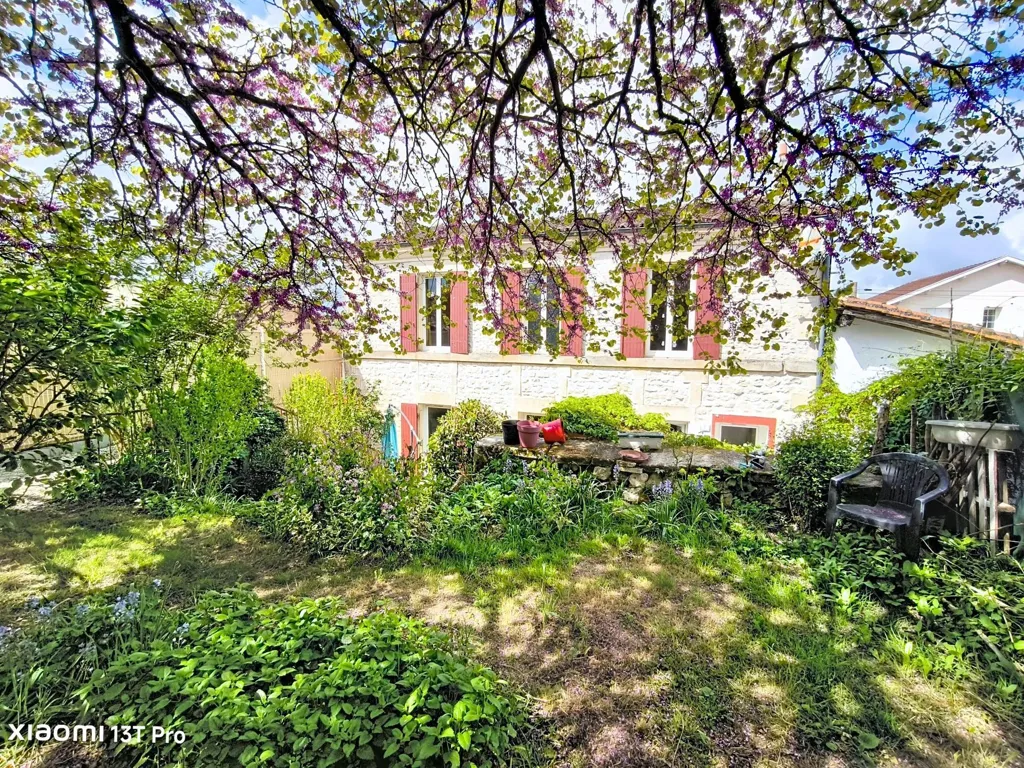 Garden - Charming House with Garden in Saint-Jean-d'Angély
