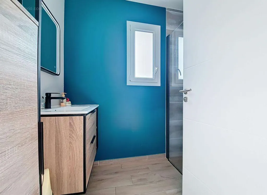 Salles de bain - Maison contemporaine avec piscine à Mions