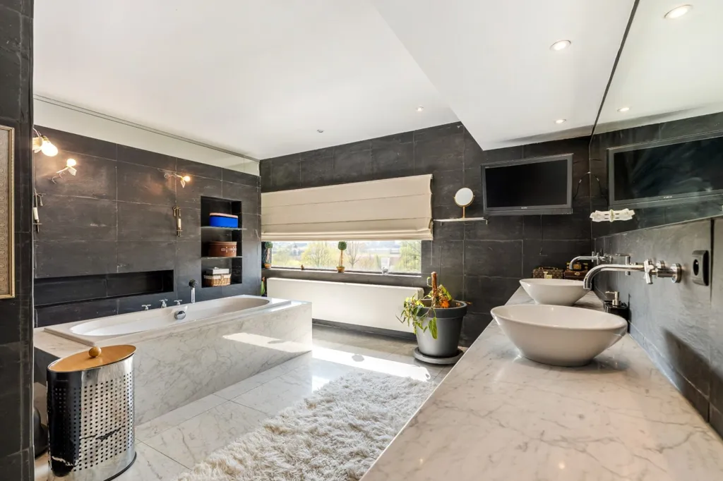 Salles de bain - Villa Luxueuse avec Piscine à Bilzen
