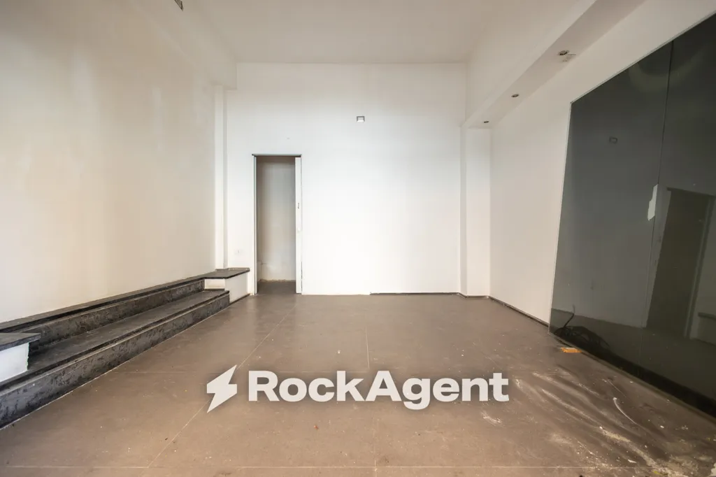 Pièces - Commercial Property with High Visibility in San Leonardo