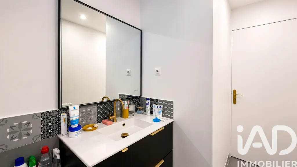 Bathrooms - 3-Bedroom Apartment with Private Parking in Eaubonne