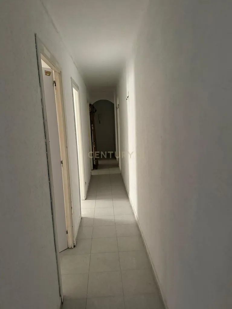 Entrée - Apartment with Balcony for Renovation in Centre