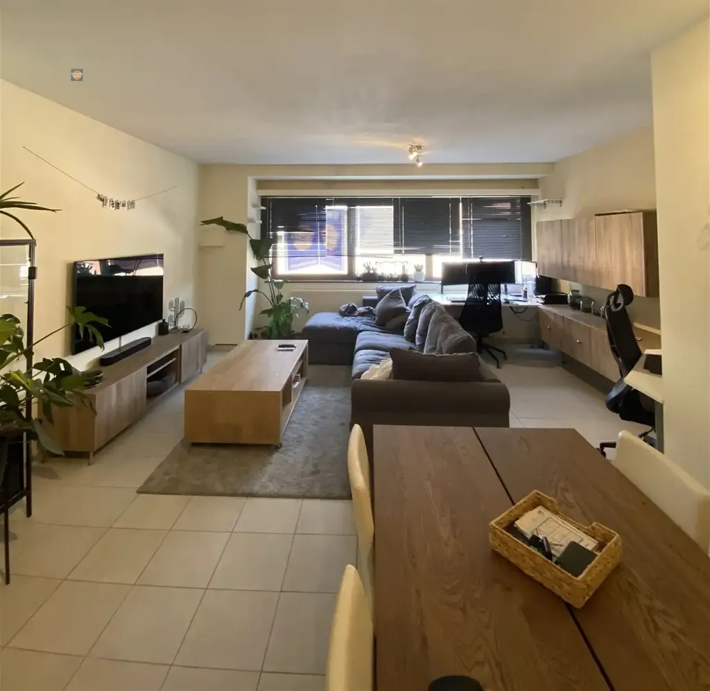 Séjour - Appartement avec Terrasse et Cuisine Équipée à Proximité des Commodités