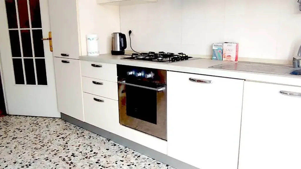 Cuisine - Studio Apartment with Balcony in Parma