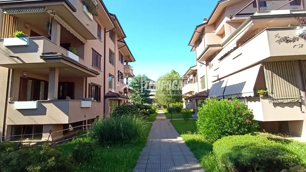 Välivaade - Spacious Apartment with Balcony in Cesate