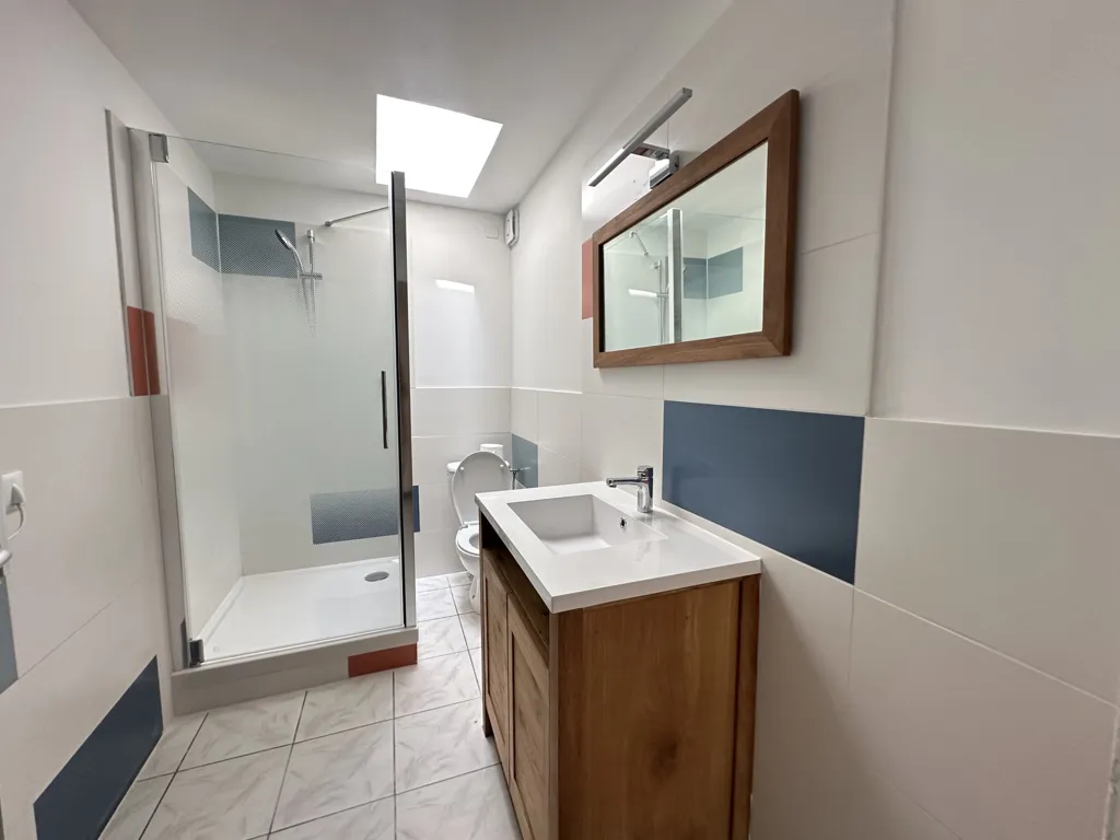 Salles de bain - Appartement 3 pièces avec mezzanine à Combas