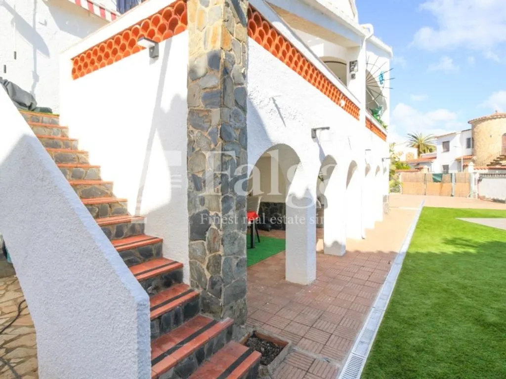Pièces - Luxury House with Pool in Empuriabrava