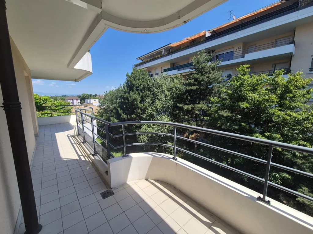 Balcon - Appartement 3 Pièces avec Grande Terrasse à Mon Idée