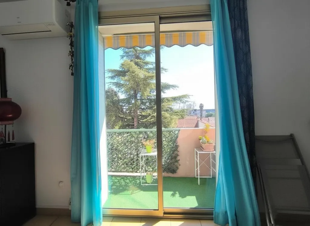 Magamistoad - 4-Bedroom Apartment with Balcony in Nîmes