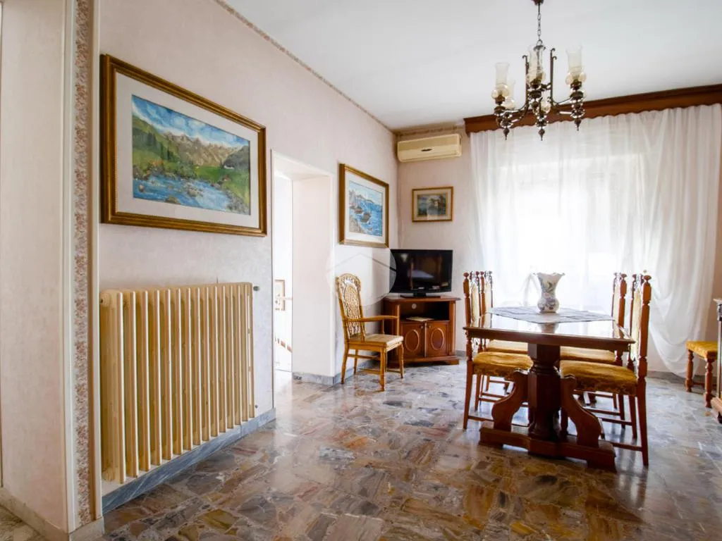 Salle à manger - Spacious 4-Room Apartment with Garage in Atri