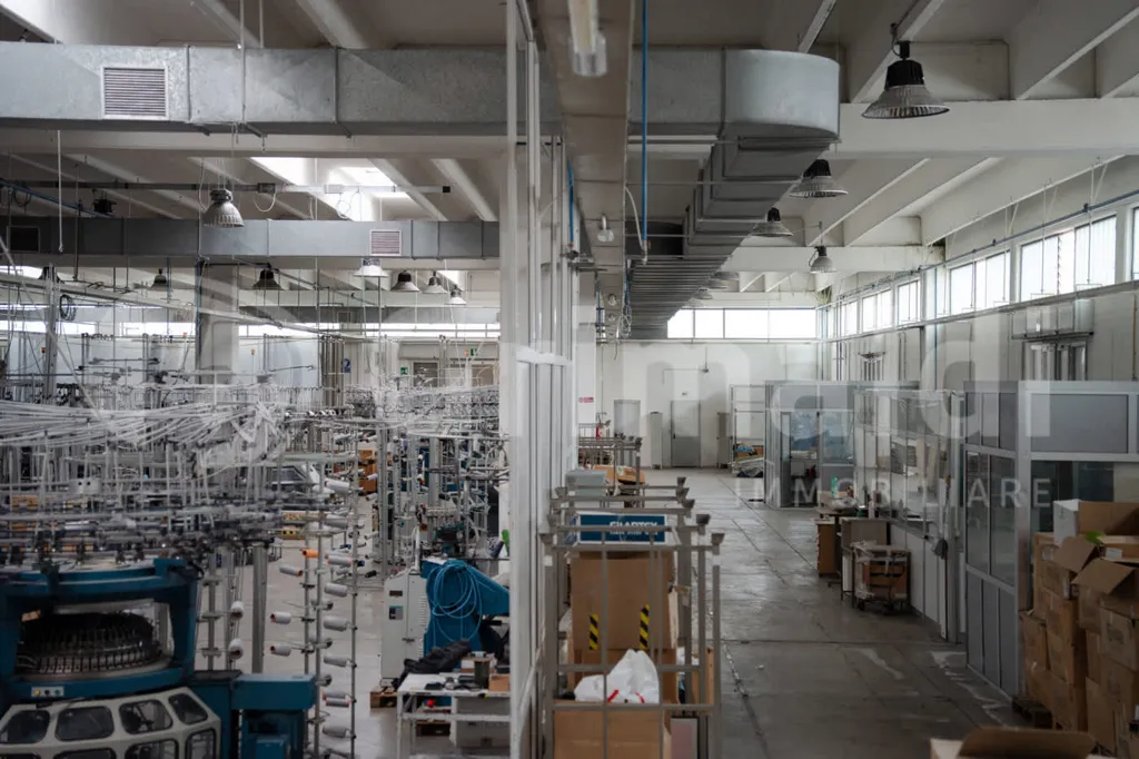 Toad - Warehouse with Office Space in Barletta