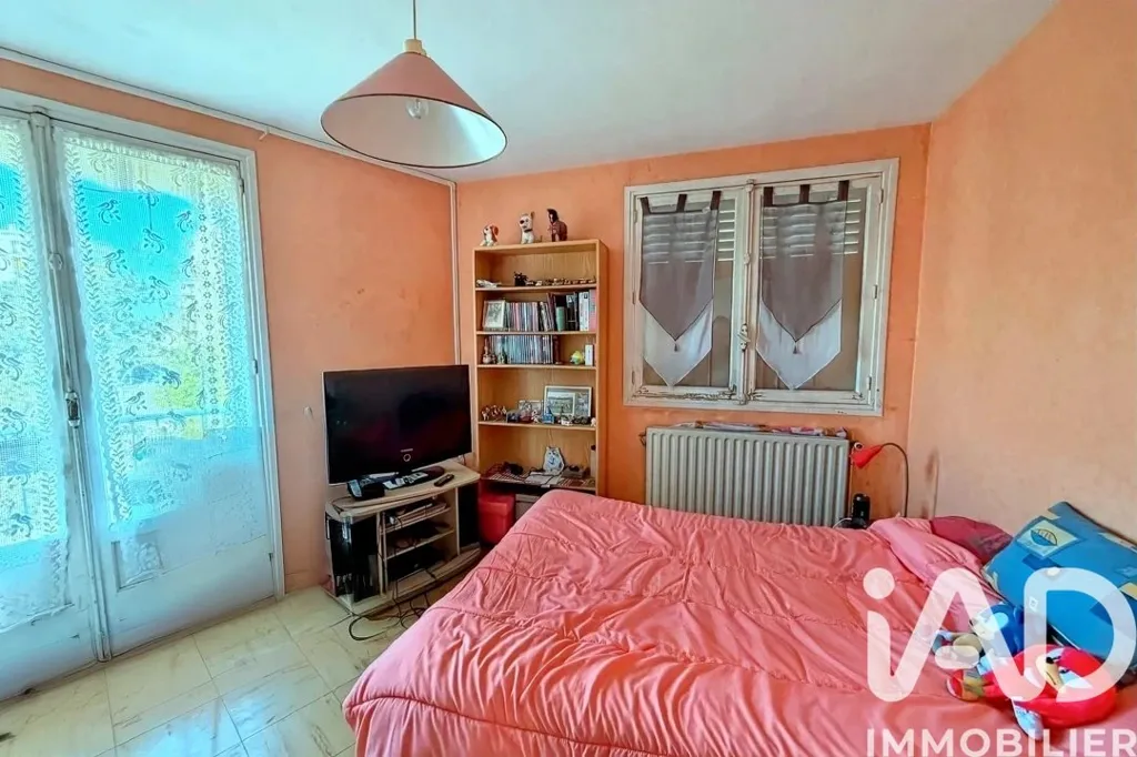 Bedrooms - 3-Bedroom Apartment with Balcony in Tarbes
