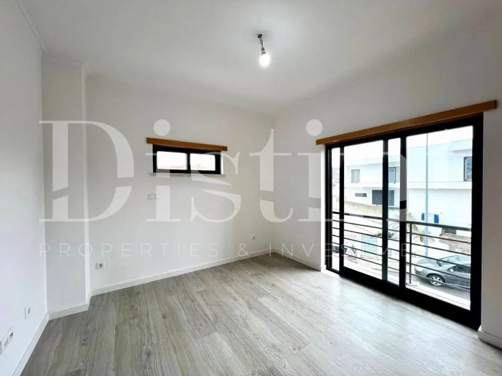 Pièces - Renovated Detached House with Garden in Almada