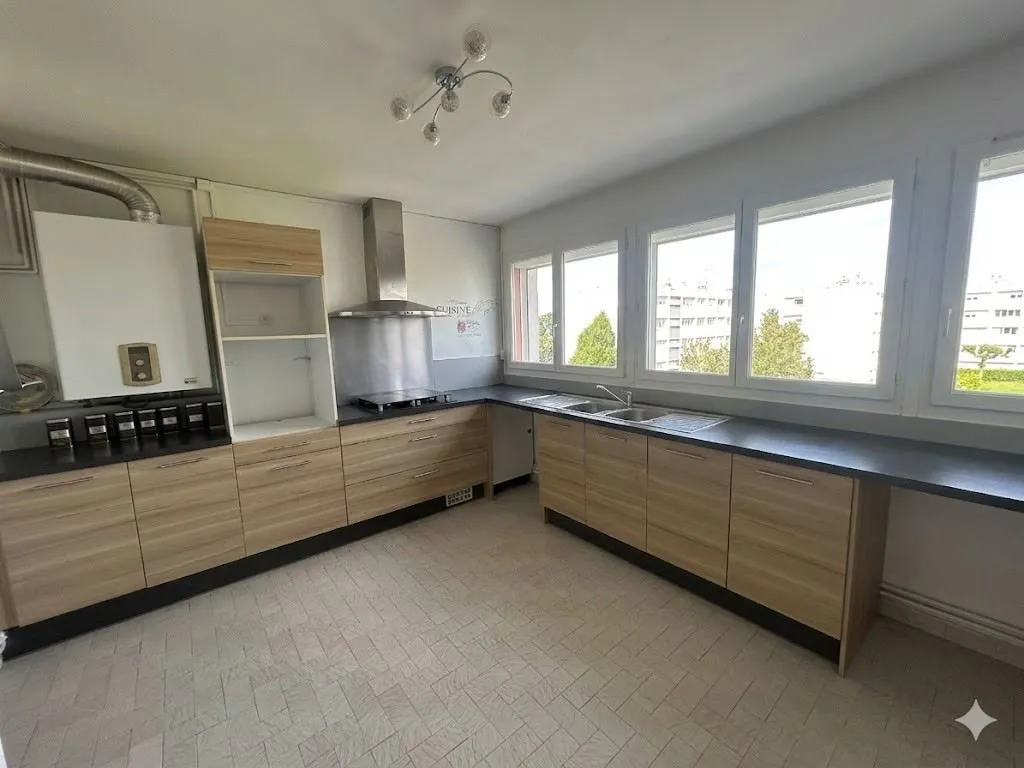 Cucina - Charming 4-Bed Flat with Balcony in Castelginest