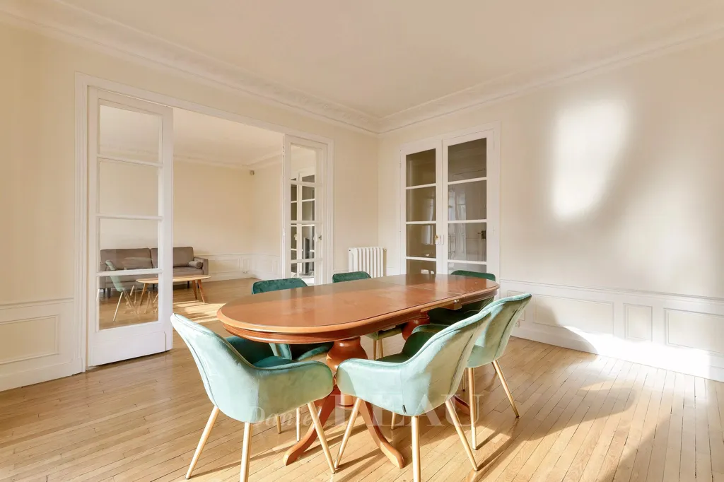 Dining Room - Luxury Apartment with Balcony in Paris 16th