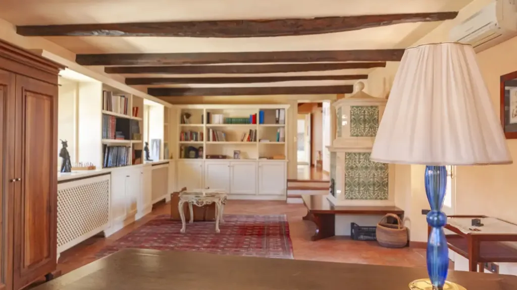 Bureau - Historic Villa with Panoramic Views in Grignasco