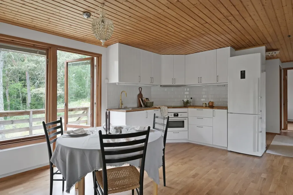 Köök - Renovated Villa with Garden in Raksta