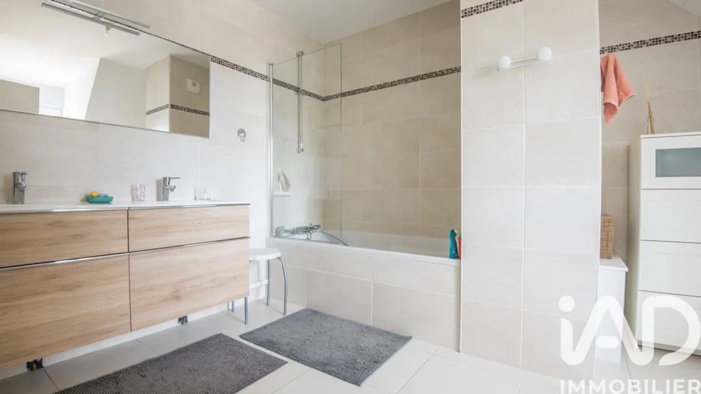 Bathrooms - 6-Piece Apartment with Terraces in Rue des Arènes
