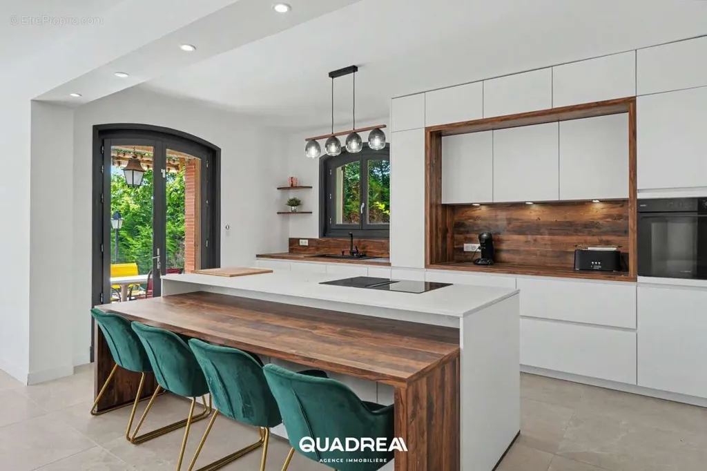 Kitchen - Spacious House with Pool in Gratentour