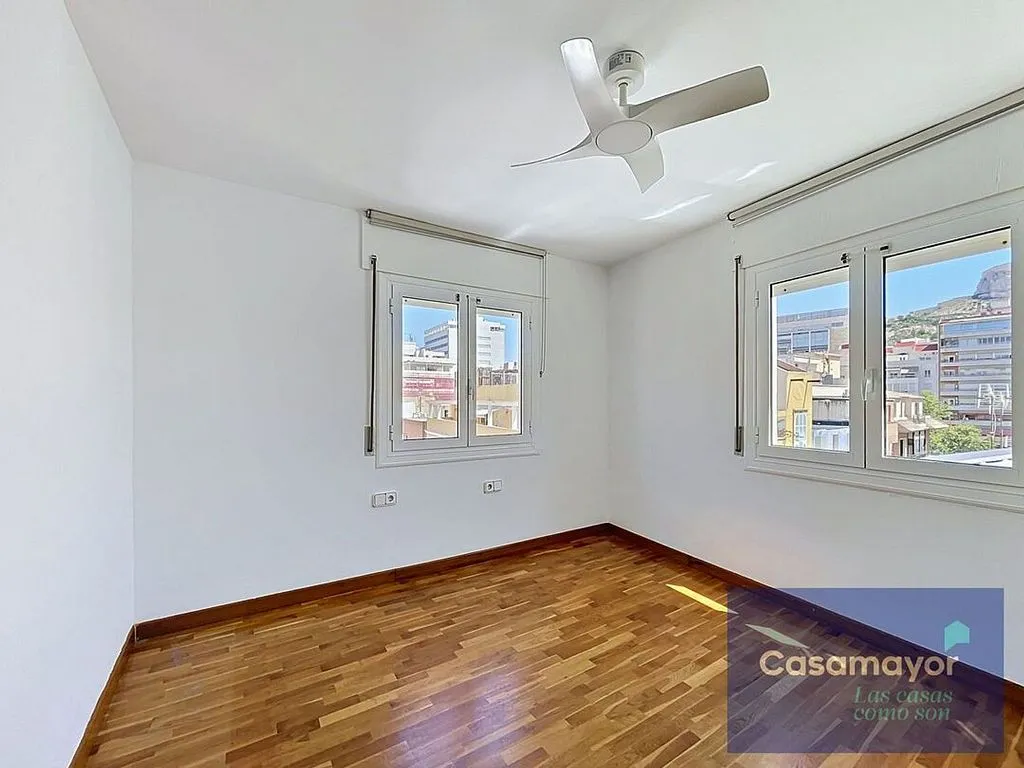 Pièces - Apartment with Balcony in Alicante Centre