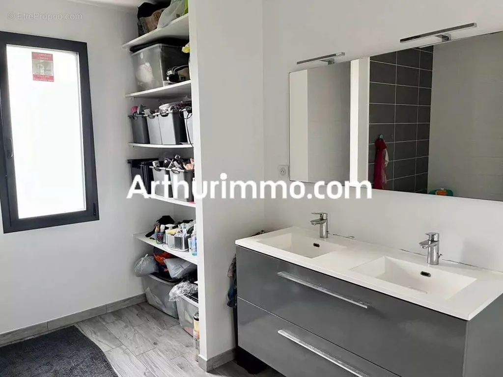 Bagni - Contemporary Flat-Plan House with Garage in Nueil-les-Aubiers