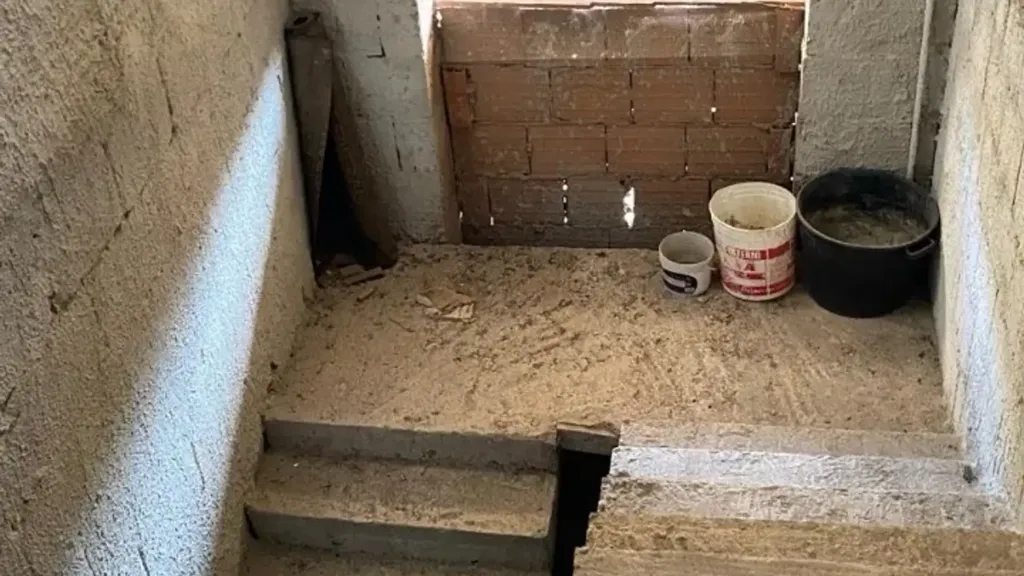 Toad - Under Construction House with Terrace in Avola
