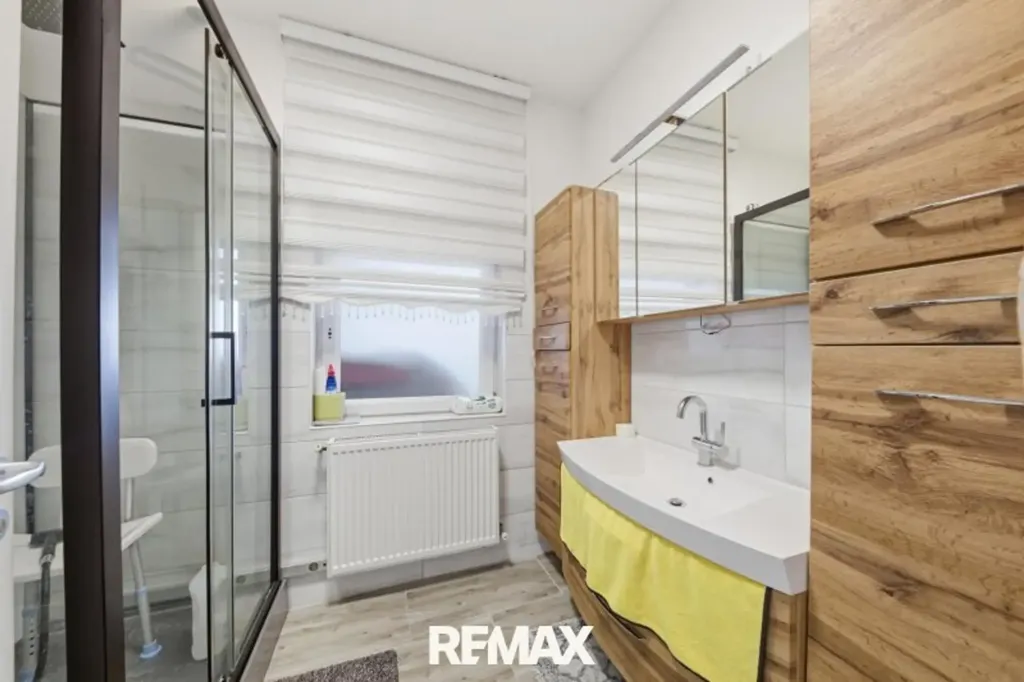 Salles de bain - Multi-Unit House with Expansion Potential in Haschendorf
