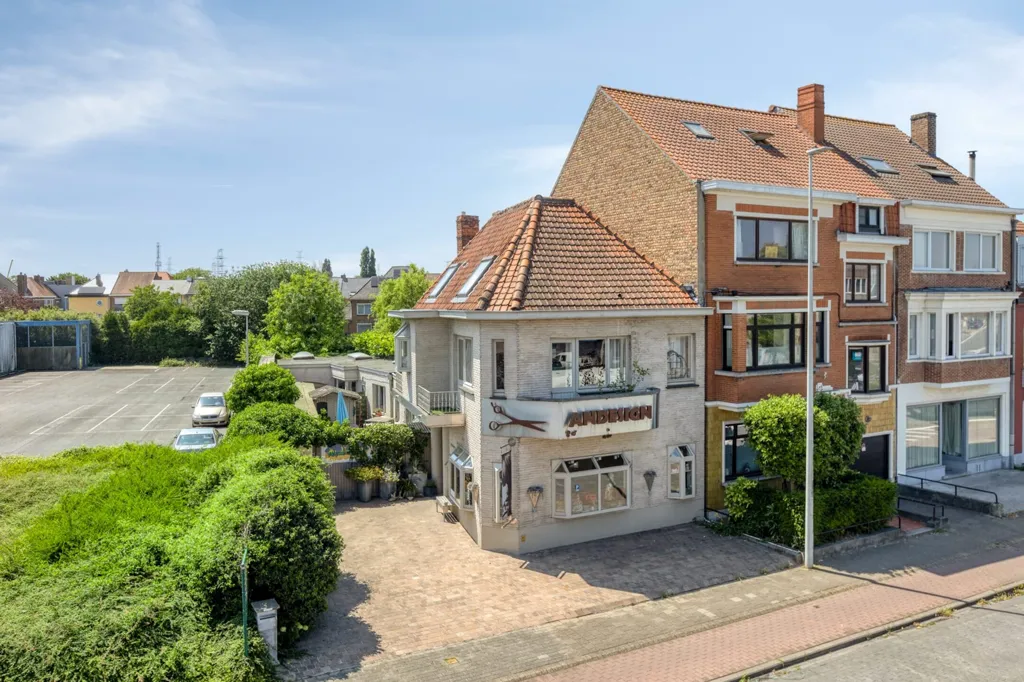 Vue aérienne - Mixed-Use Property with Private Drive in Bruges