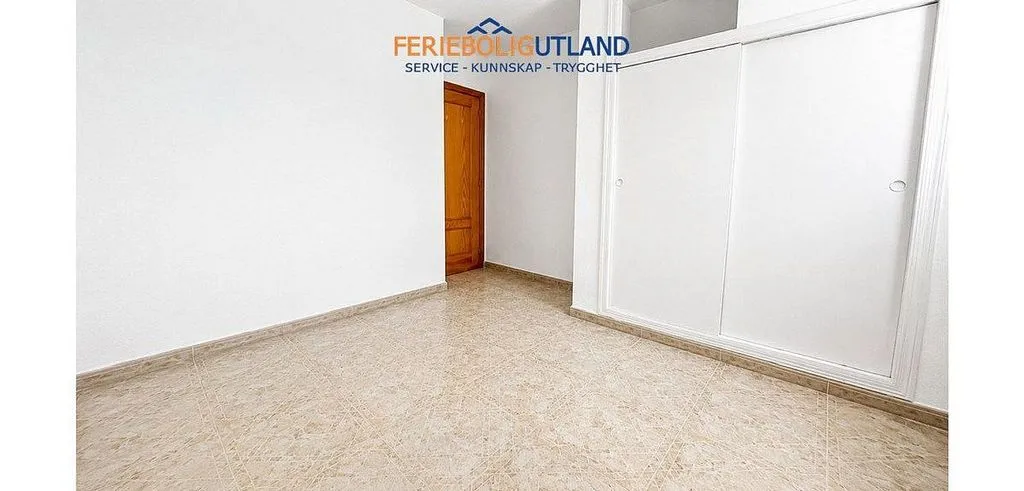 Entrée - Terraced Semi-Detached with Pool in Cabo Roig