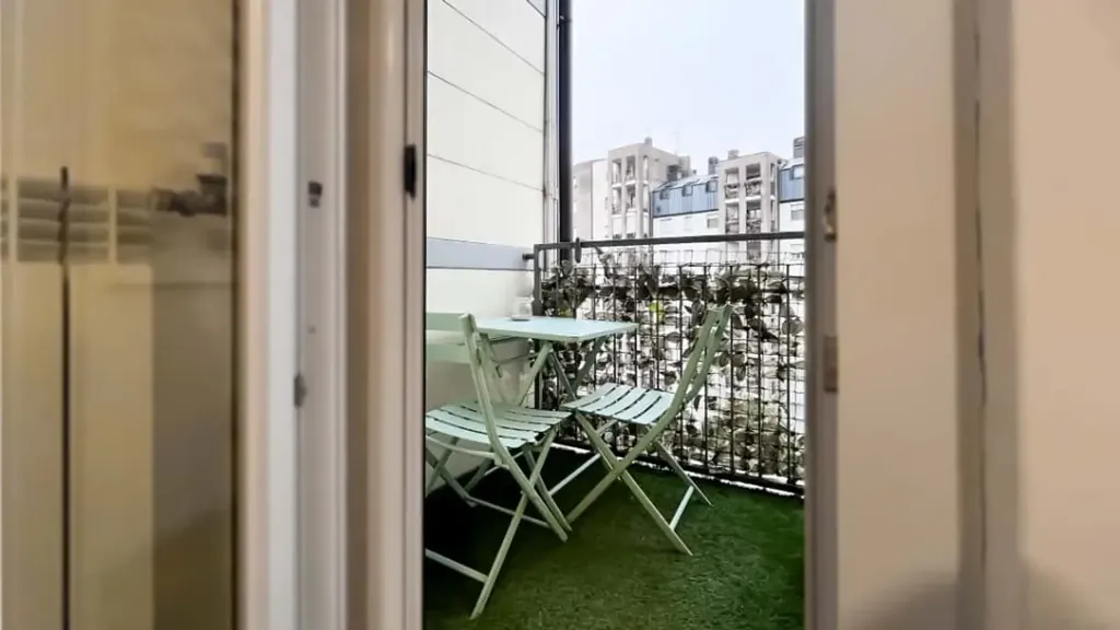 Balcon - Modern Studio with Balcony in Milan