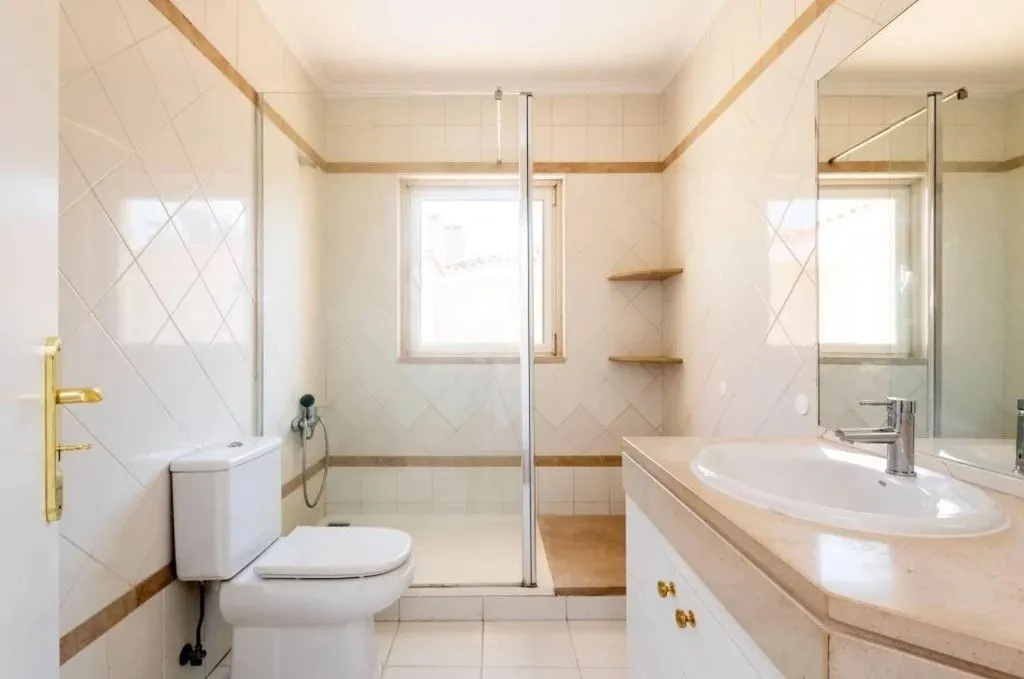 Salles de bain - Three-Bedroom Villa with Greenbelt View in Cascais