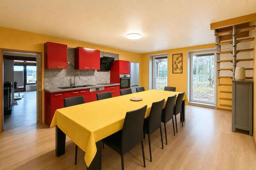 Salle à manger - Propriété de 10 Pièces avec Vue Montagne à Les Abrets