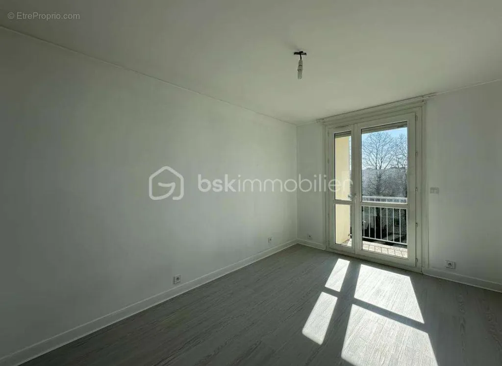 Pièces - Appartement Rénové avec Balcon à Dernier Étage