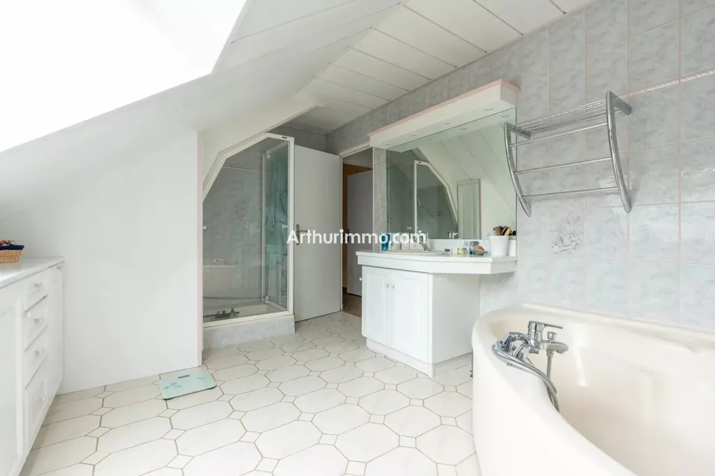 Bathrooms - 8-Piece House with Pool Potential near Santeny