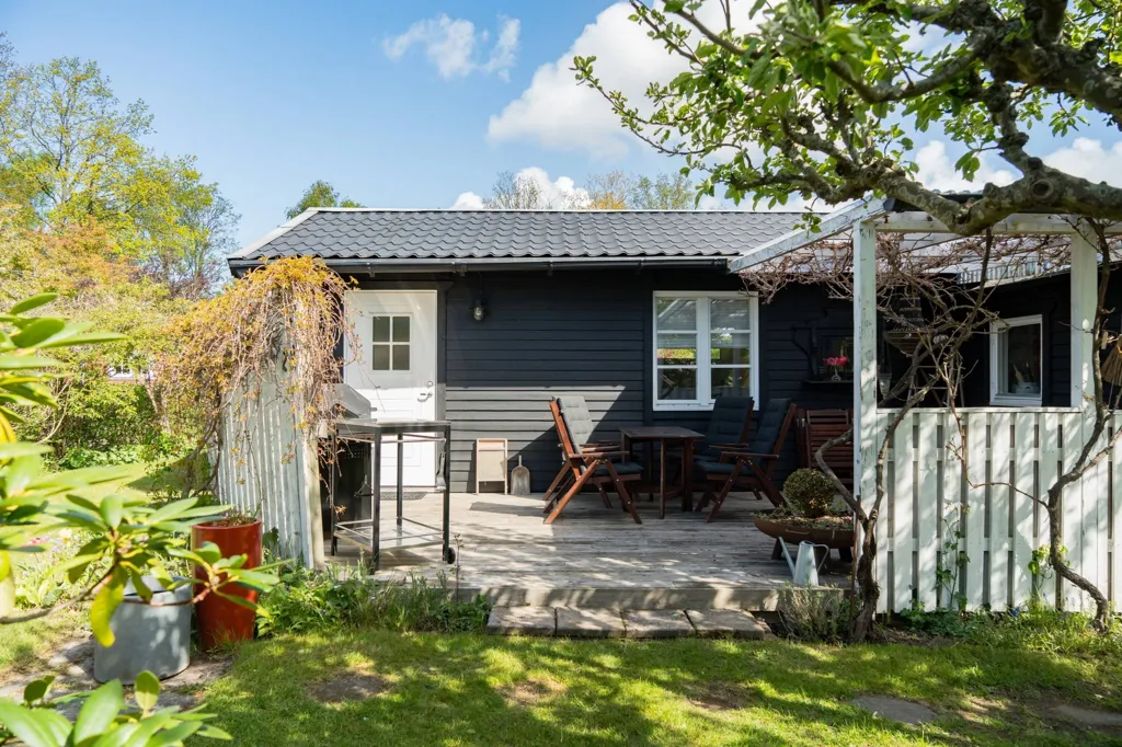 Aed - Charming Cottage with Garden in Senderöd