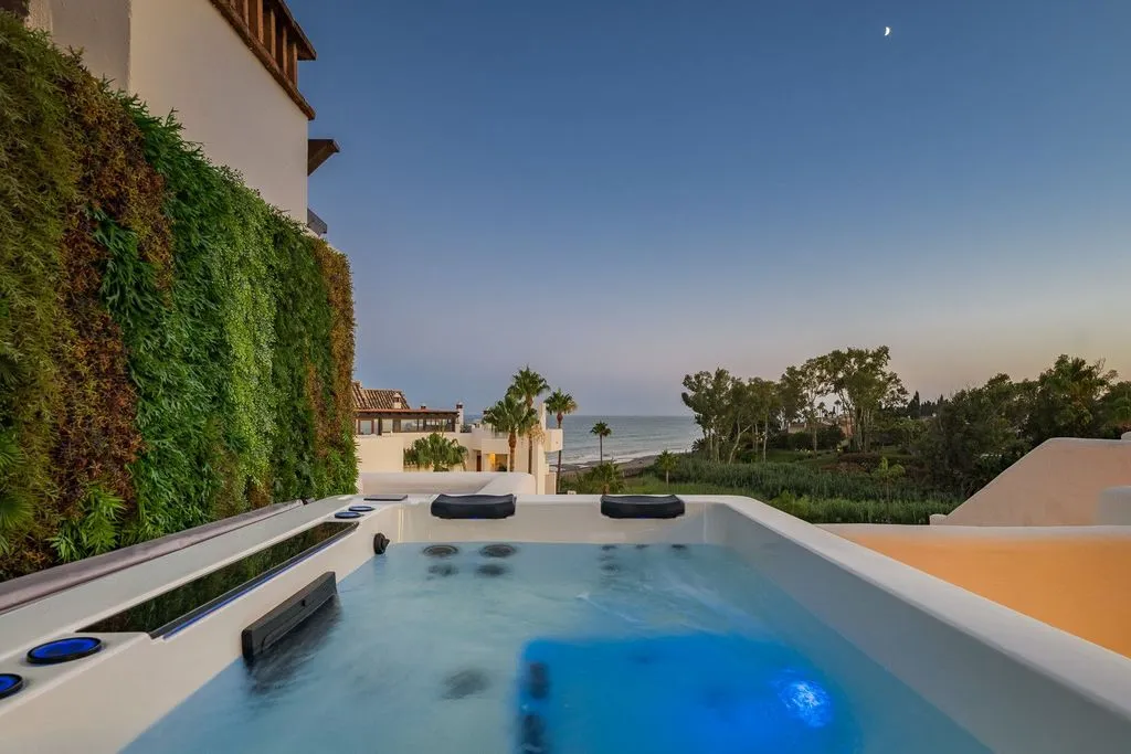 Piscine - Beachfront Penthouse with Rooftop Spa in Estepona
