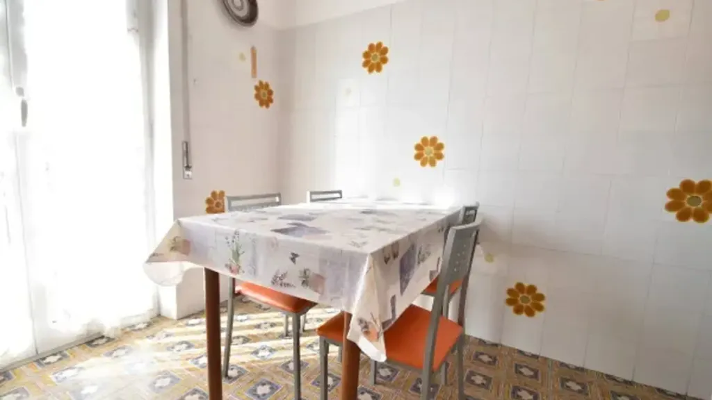 Salle à manger - Spacious 3-Room Apartment with Balcony in Loano