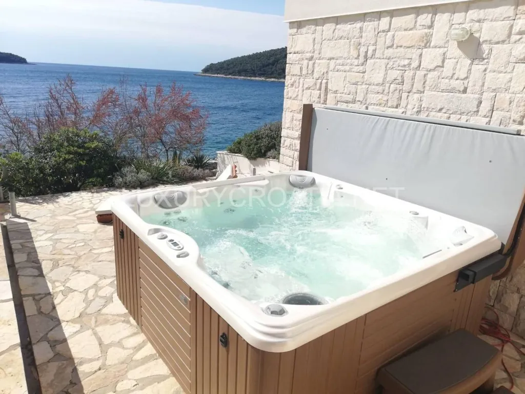 Terrass - Beachfront Villa with Jacuzzi in Korčula