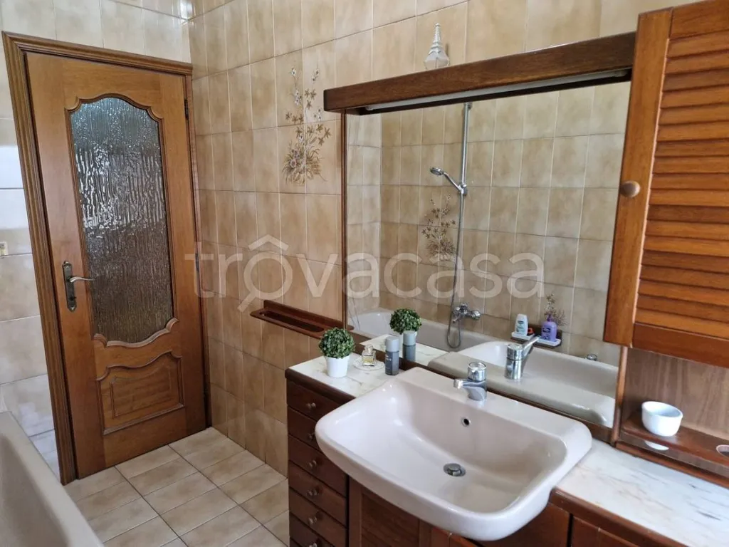 Salles de bain - Apartment with Three Exposures in Turin