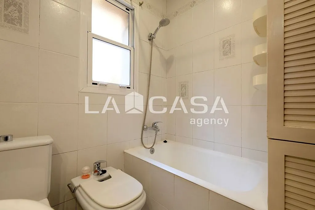 Vannitoad - East-West Oriented Flat near Passeig Maragall