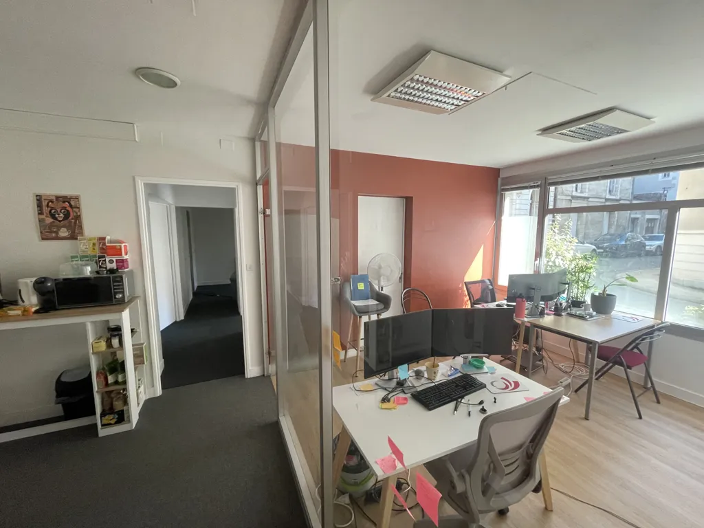 Bureau - Appartement T3-T4 en RDC avec Parking à Poitiers
