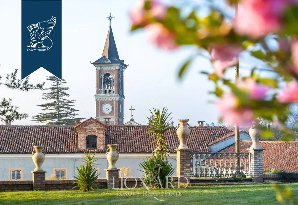 Jardin - 17th-Century Castle with Pool in Monferrato