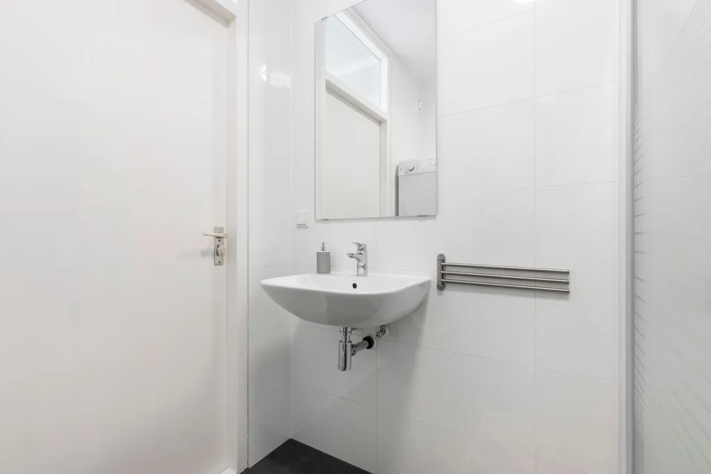 Salles de bain - Modern Corner Flat with Panoramic View in Haarlem